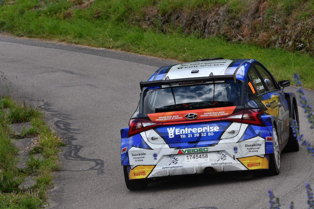 Hastighedsprøverne på de snoede og ujævne veje på de stejle bjergskråninger med myriader af vinstokke var både udfordrende og motiverende for Simon Vallentin og Karsten Isaksen i deres Hyundai i20N Rally2-bil.
(Foto: Morten Dam - autoMOTIV/specialpress)
